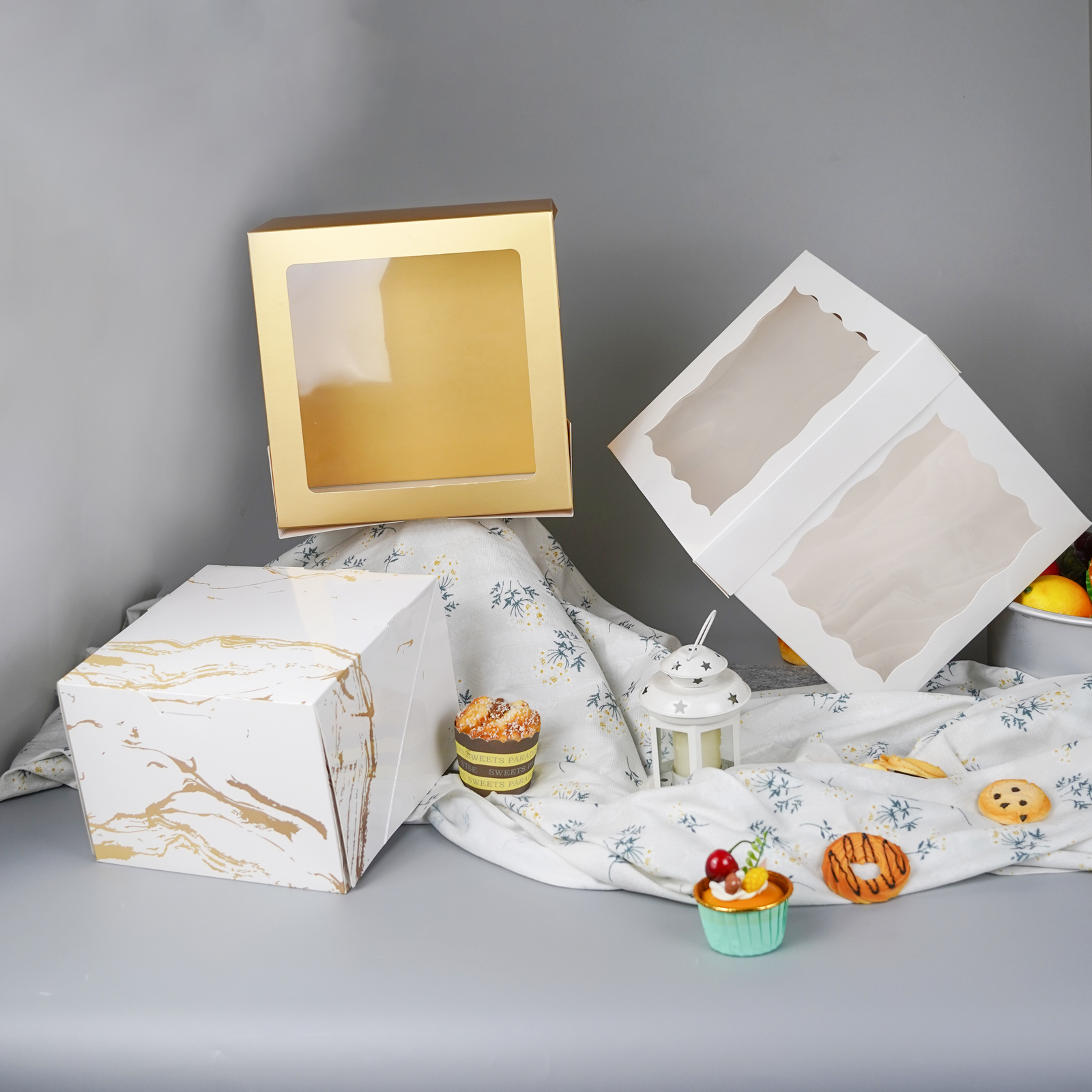 Foldable cake box